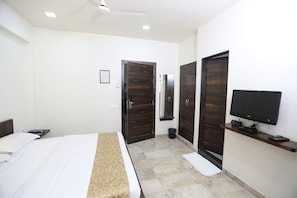 Desk, rollaway beds, free WiFi - Hotel Lokesh (Pune)