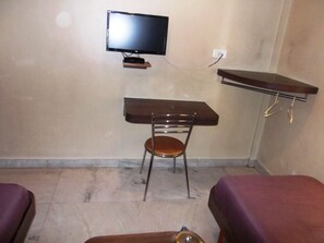 Desk, rollaway beds, free WiFi - Hotel Lokesh (Pune)