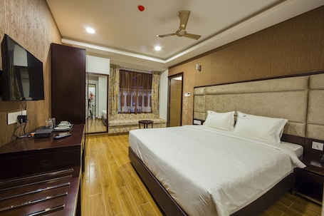 Deluxe Double Room, 1 King Bed, City View | Egyptian cotton sheets, premium bedding, down comforters, in-room safe