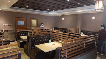 供應早餐、午餐和晚餐,國際料理