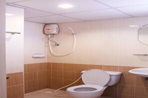 Deluxe Room | Bathroom | Shower, free toiletries, towels - Jitthamas Residence (Bangkok)
