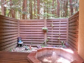 Habitación (with Open Air Bath) | Baño | Tina y regadera independientes, secadora de cabello, pantuflas, bidet 