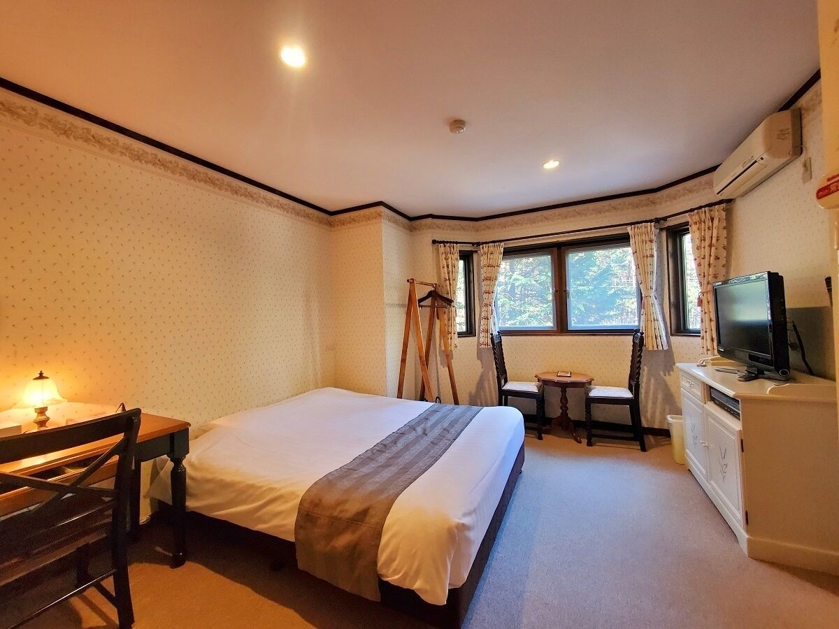 Blackout drapes, free WiFi, bed sheets