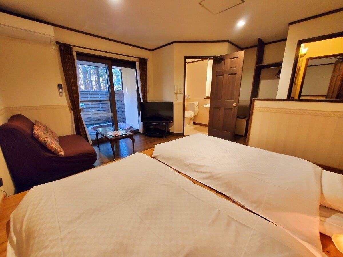 Blackout drapes, free WiFi, bed sheets
