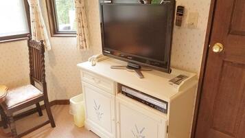 Habitación doble | Área de sala de estar | Televisión de pantalla plana y reproductor de DVD