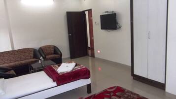Suite | Desk, free rollaway beds