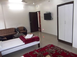 Suite | Desk, free rollaway beds - Hotel Bhola (Pune)