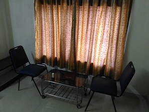 Vierbettzimmer | Wohnbereich | LCD-Fernseher