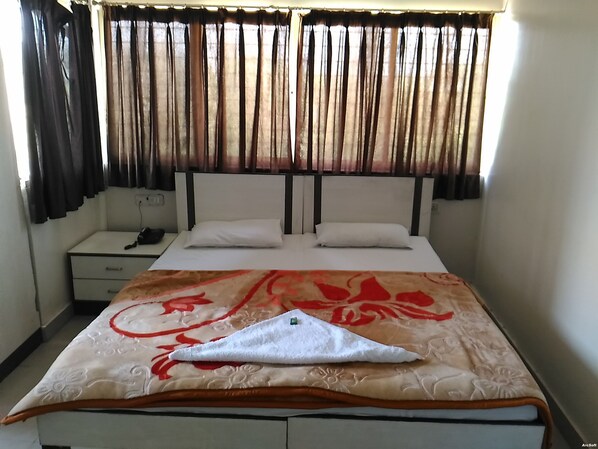 Standard Non AC | Desk, free rollaway beds - Hotel Bhola (Pune)