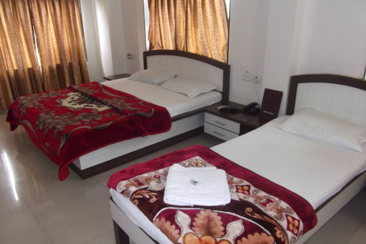 Suite | Desk, rollaway beds (free)