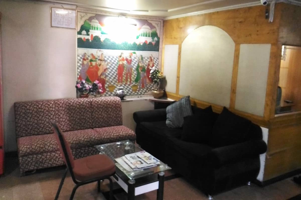 Chambre Quadruple | Salon du hall