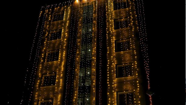 Un hôtel avec une enseigne indiquant « HÔTEL U.T. ELEGANCE » et « ICICI Bank » à l’entrée.