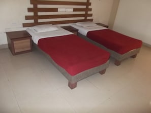 Escritorio y camas extra gratis