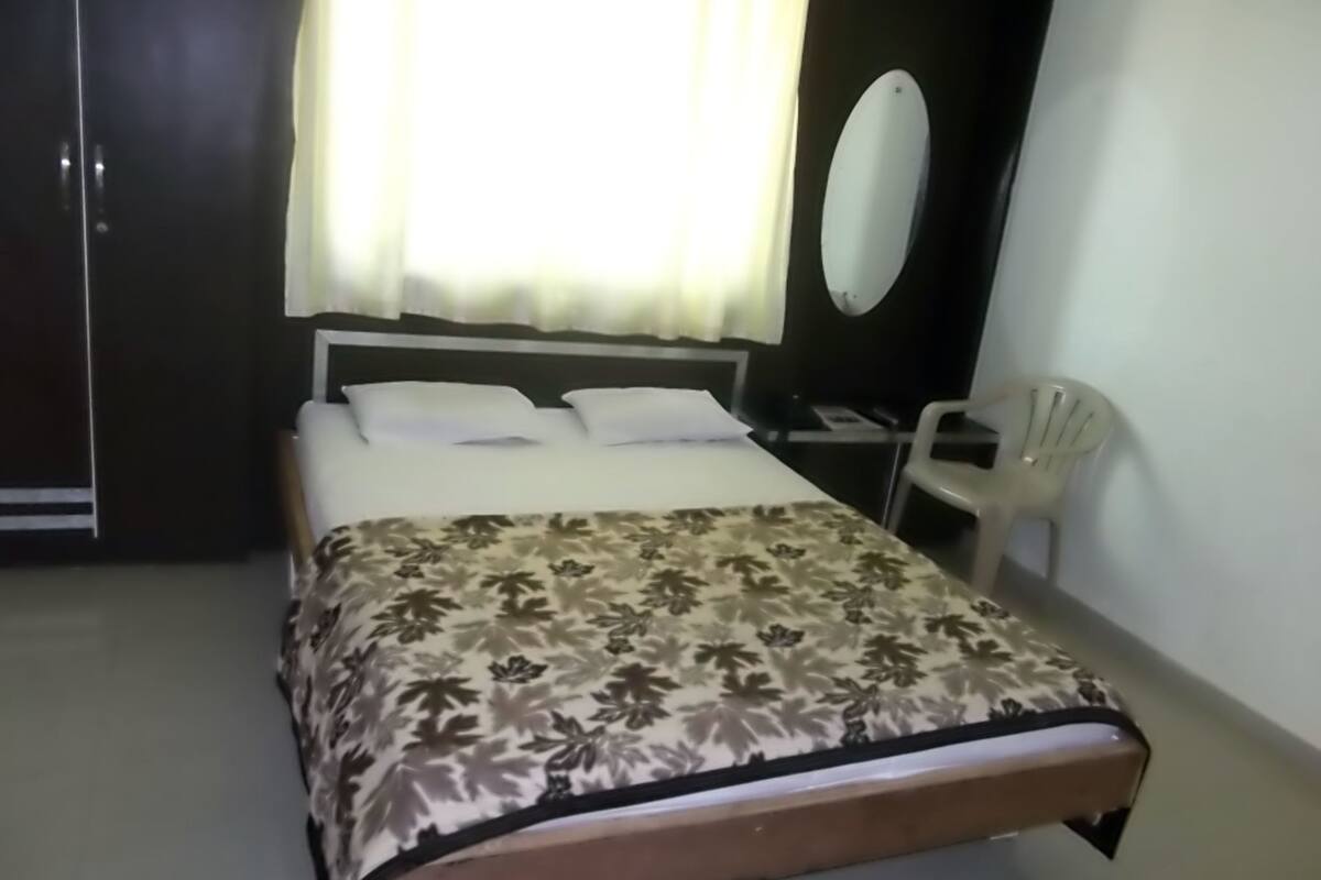 Habitación Deluxe (Airconditioned) | Escritorio y camas extra