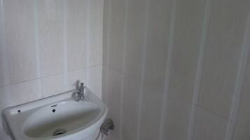 Deluxe kamer | Badkamer | Een douche, handdoeken