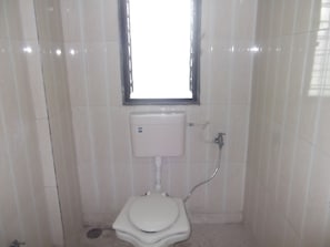 Deluxe kamer | Badkamer | Een douche, handdoeken