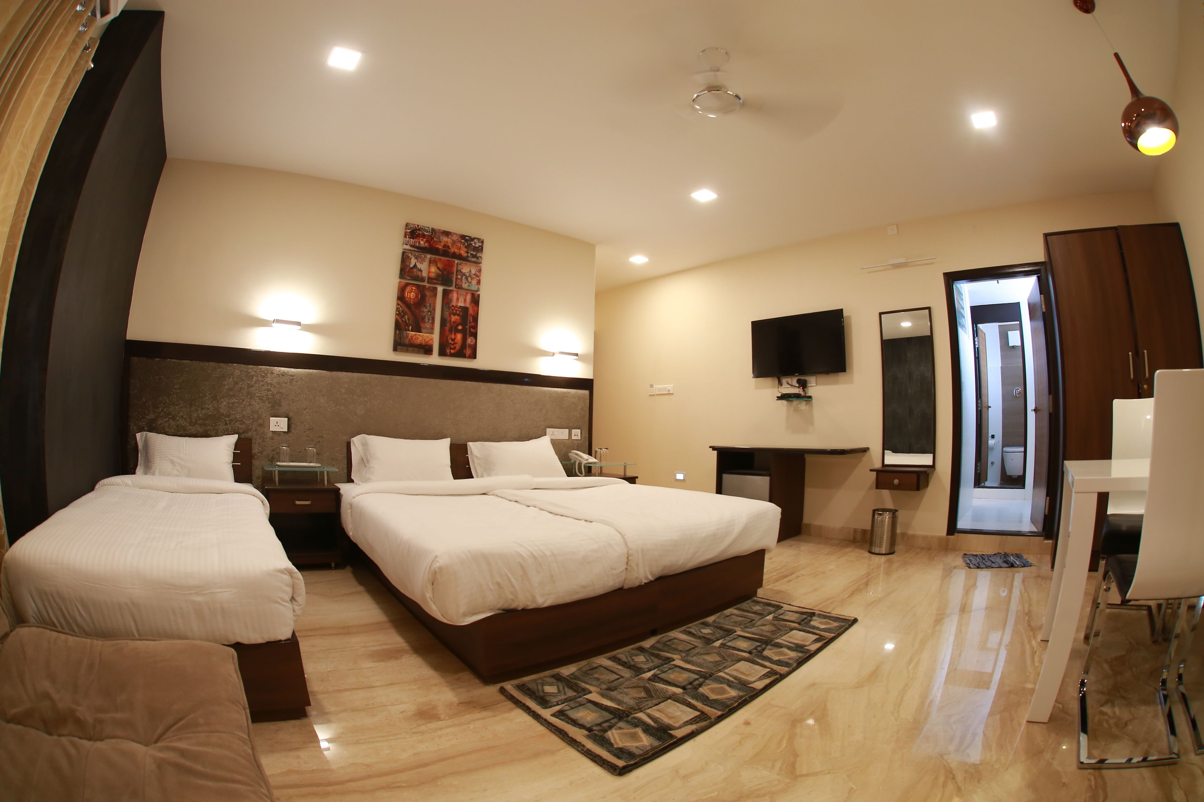 family room | premium bedding, in-room safe, desk, soundproofing