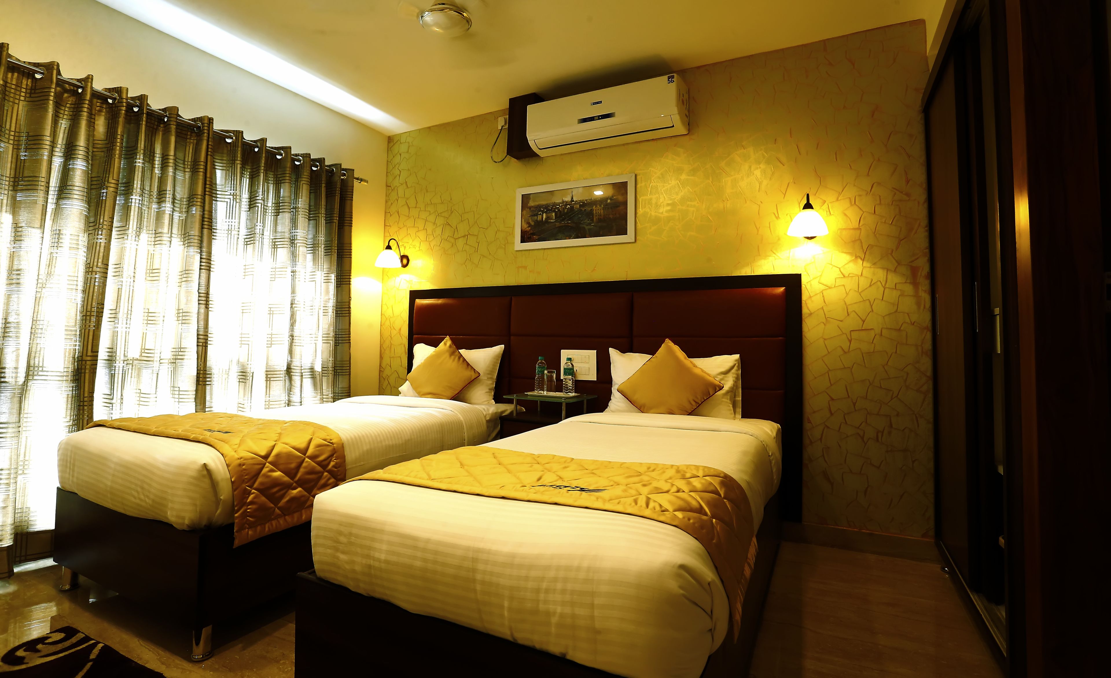 master suite room | premium bedding, in-room safe, desk, soundproofing