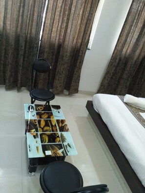 Desk, free rollaway beds, free WiFi - Hotel Everest Inn (Pune)