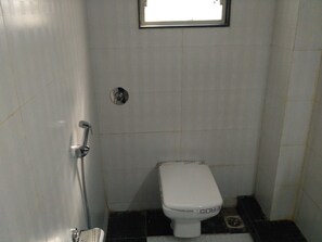 Standard Room (Airconditioned) | Bathroom | Shower, towels