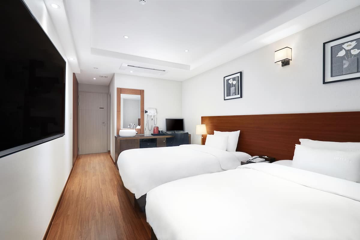 Standard Twin Room | Premium bedding, minibar, desk, soundproofing