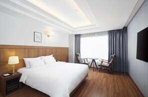 Chambre luxueuse double | Literie de qualité, minibar, bureau, système d’insonorisation