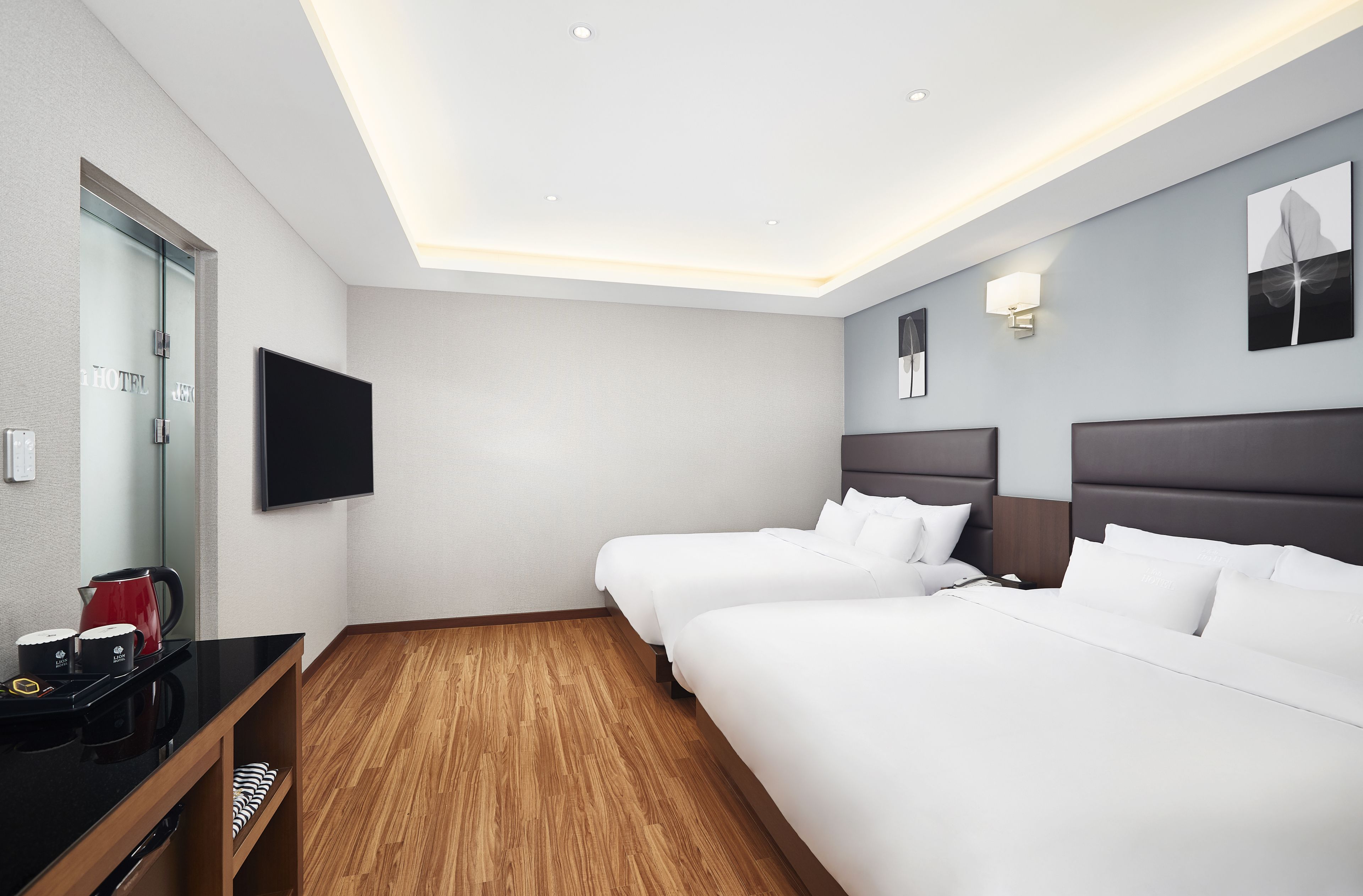 family twin room | premium bedding, minibar, desk, soundproofing