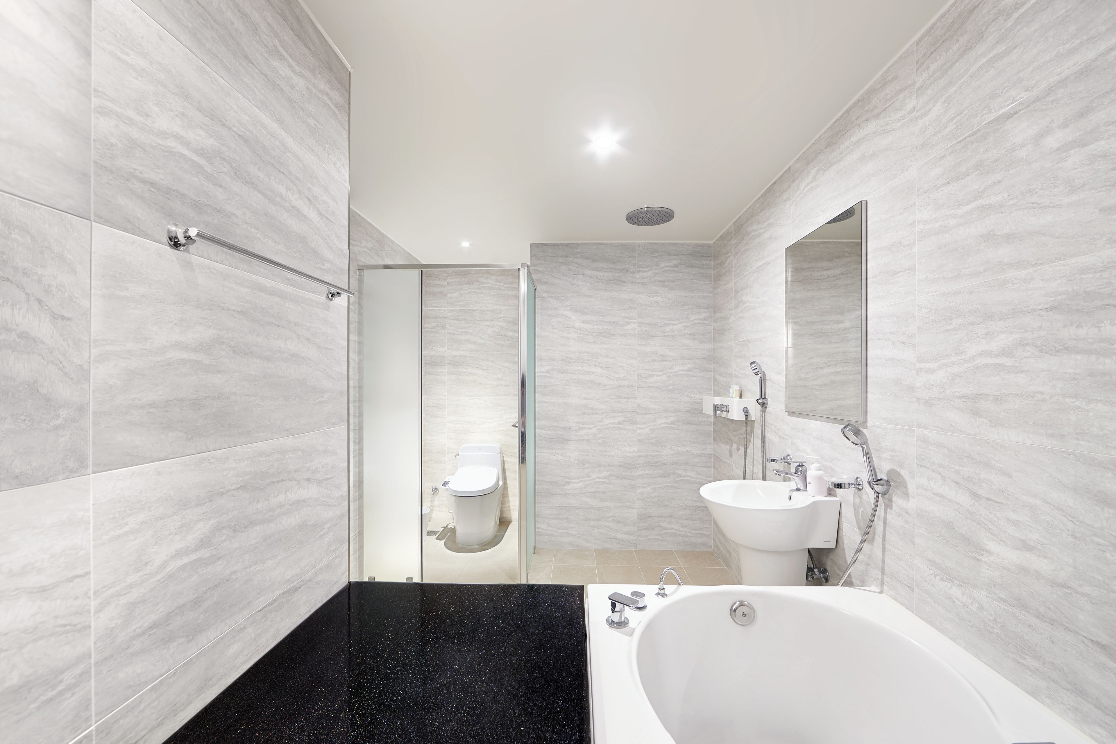 luxury double room | bathroom | separate bathtub and shower, deep-soaking bathtub, free toiletries