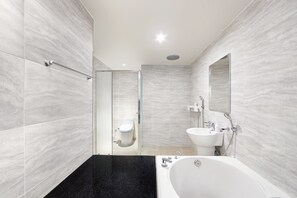 Luxury Double Room | Bathroom | Separate bathtub and shower, deep-soaking bathtub, free toiletries - Lion Hotel (Busan)