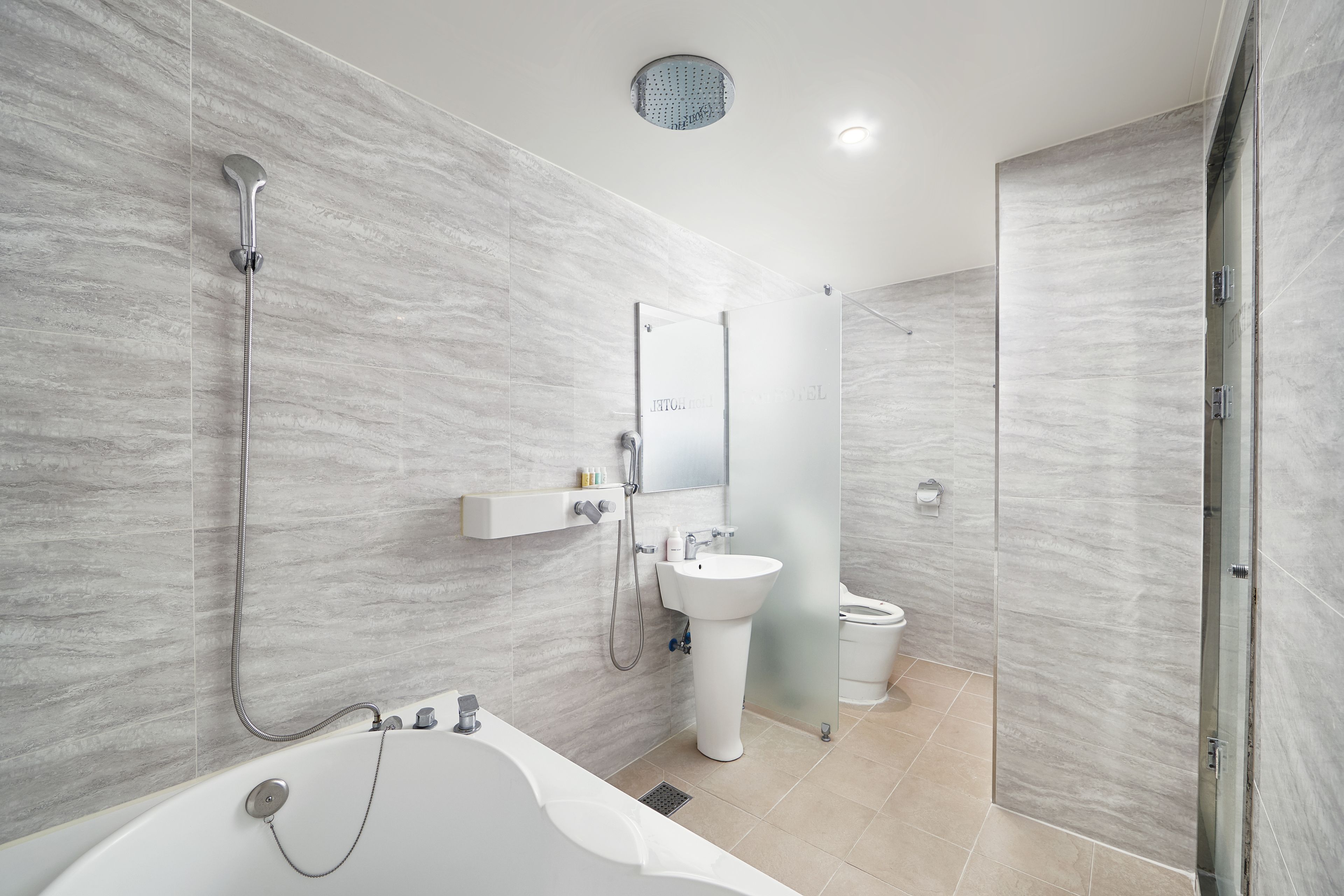 standard twin room | bathroom | separate bathtub and shower, deep-soaking bathtub, free toiletries