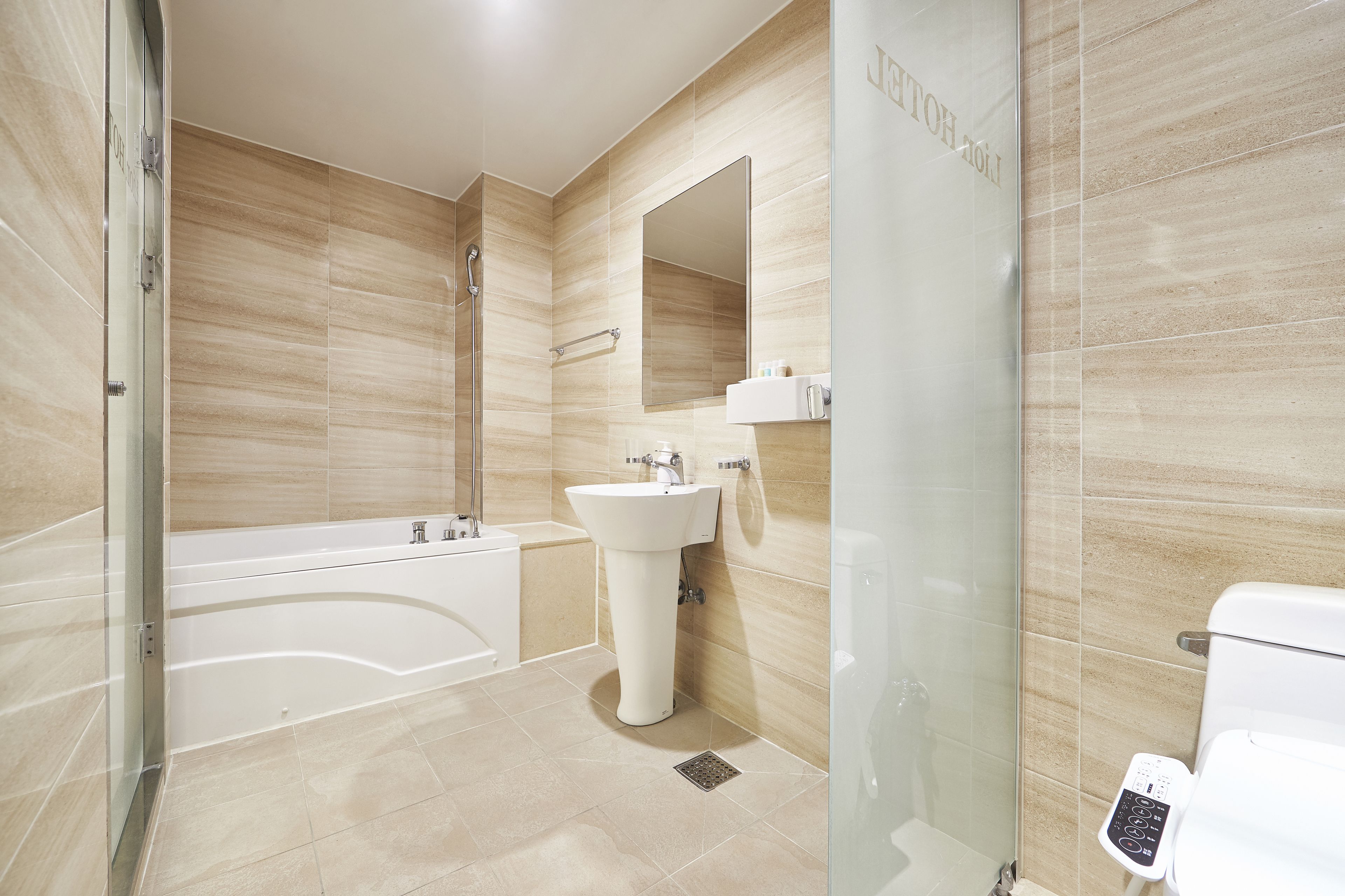 standard double room | bathroom | separate bathtub and shower, deep-soaking bathtub, free toiletries