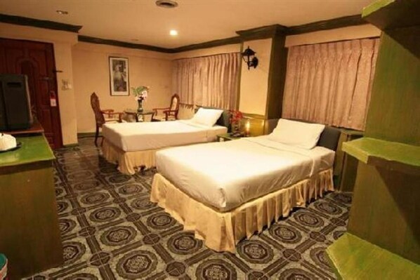 In-room safe, desk, bed sheets