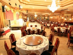 Breakfast, lunch, dinner served; international cuisine  - 13 Coins Ngamwongwan Hotel (Nonthaburi)