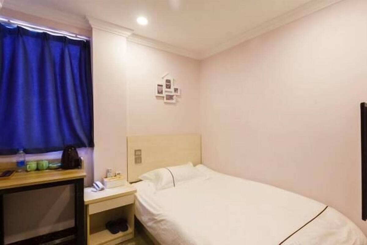 Single Room | Desk, iron/ironing board, free WiFi