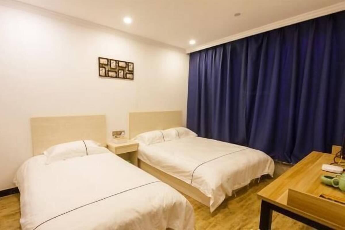 Family Room | Desk, iron/ironing board, free WiFi