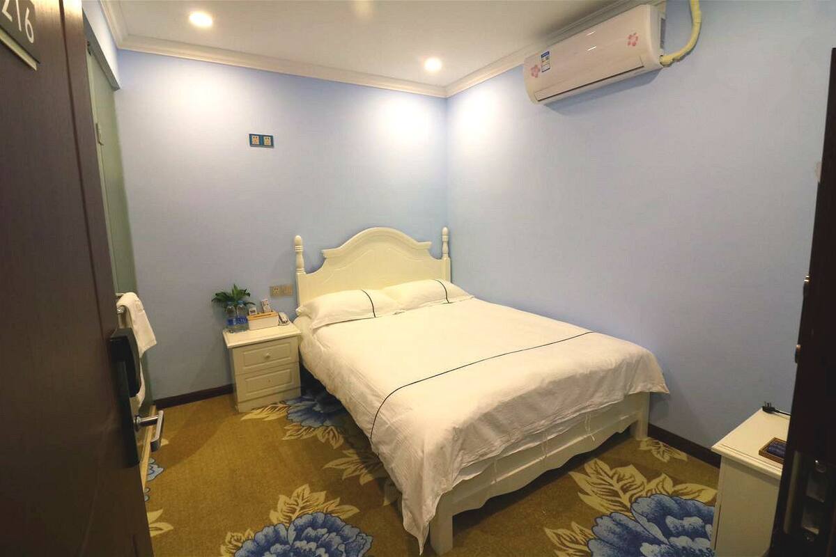 Room ( A ) | Desk, iron/ironing board, free WiFi