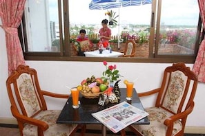 供应早餐、午餐和晚餐