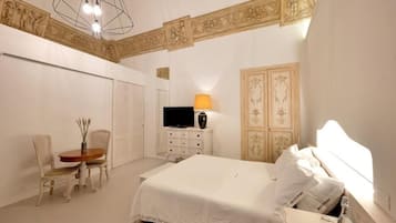 Deluxe-herbergi | Dúnsængur, rúm með memory foam dýnum, míníbar, öryggishólf í herbergi