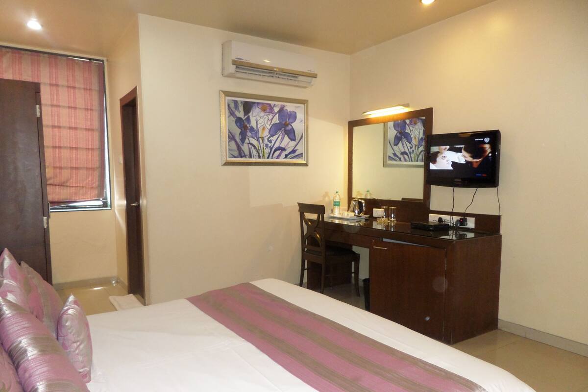 Plush Room | Desk, free rollaway beds, free WiFi