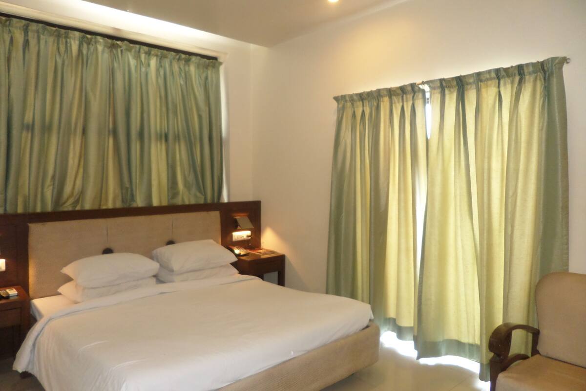Fortune Room | Desk, free rollaway beds, free WiFi