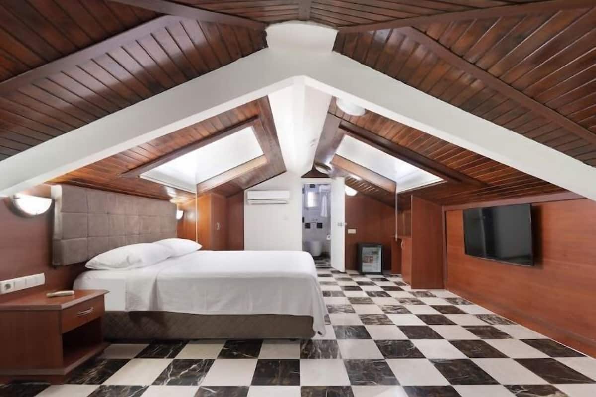1 bedroom, premium bedding, minibar, in-room safe