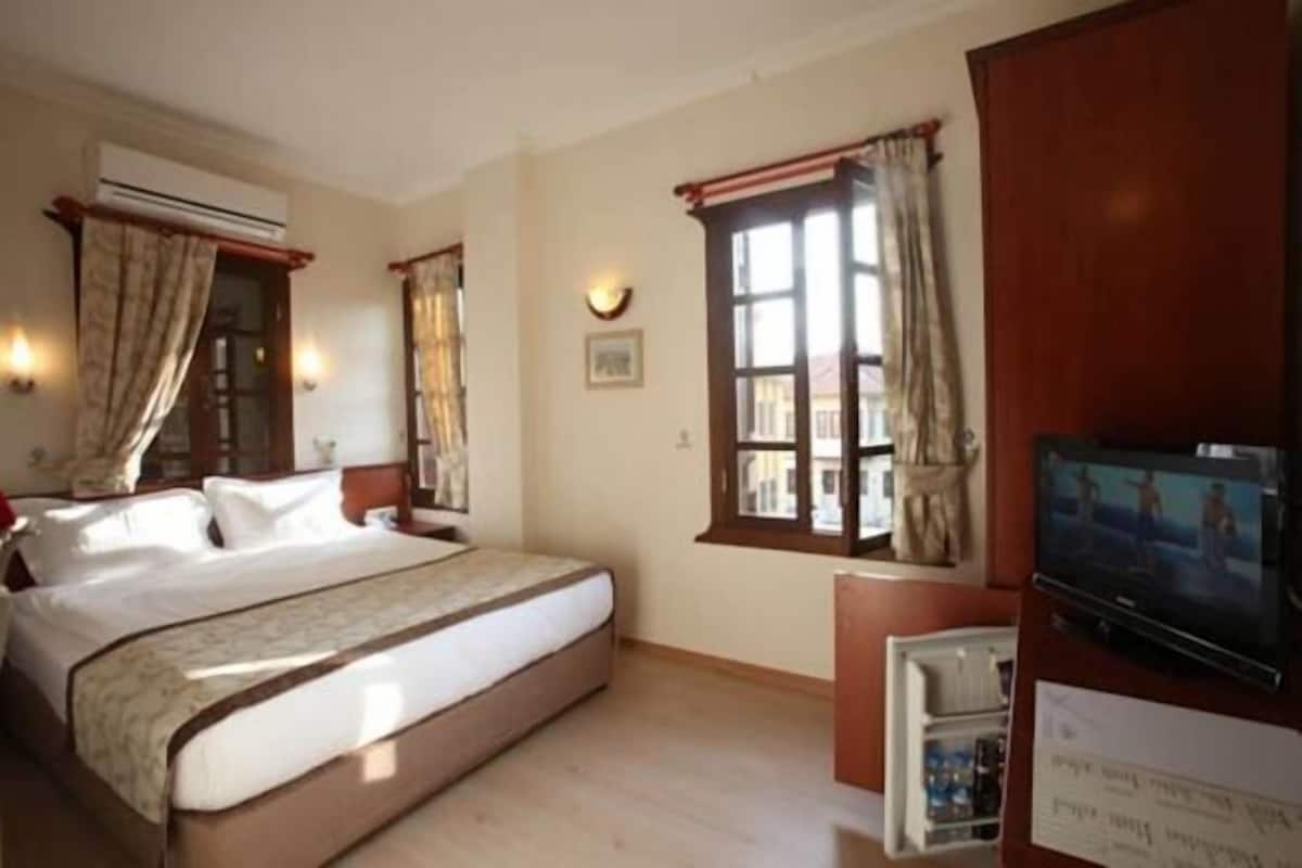 1 bedroom, premium bedding, minibar, in-room safe