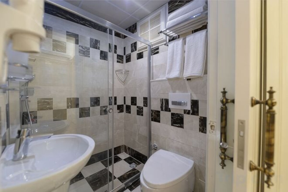 Bathroom | Free toiletries, hair dryer, slippers, towels