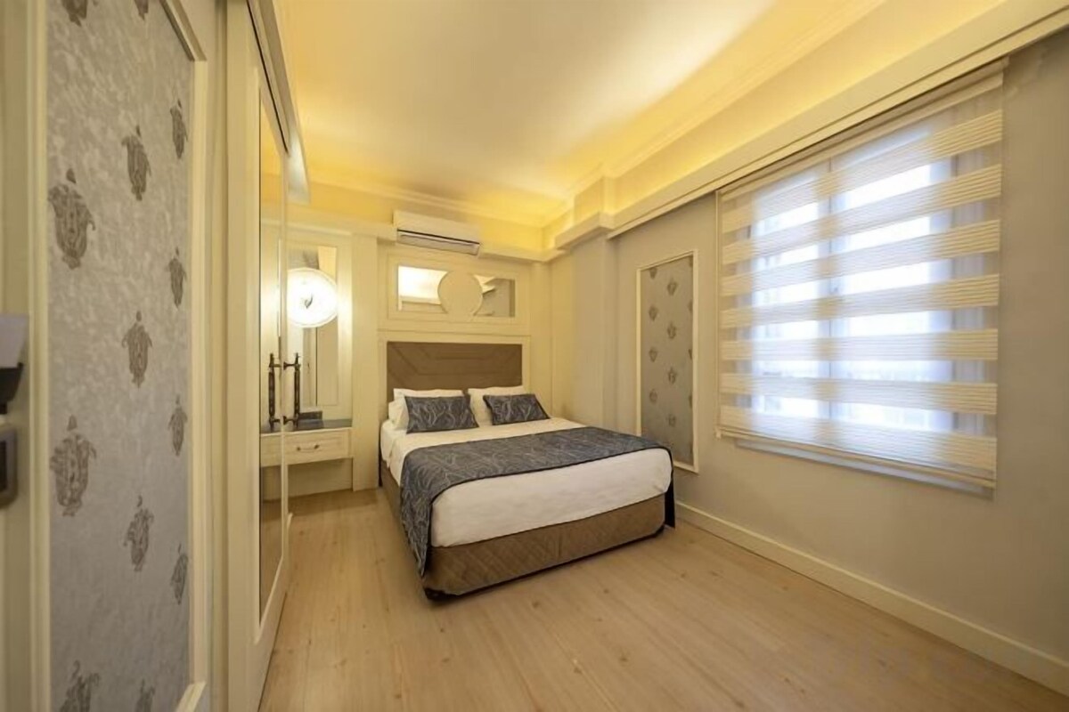 Premium bedding, minibar, in-room safe, desk
