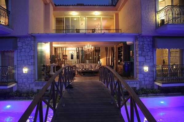 Façade de l’hébergement - soirée/nuit