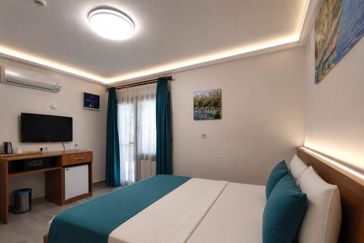 Minibar, caja de seguridad en la habitación, wifi gratis y ropa de cama