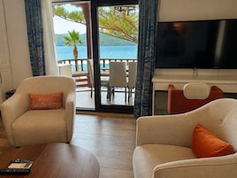 Apartamento de lujo, vistas al mar | Zona de estar | Una televisión LCD