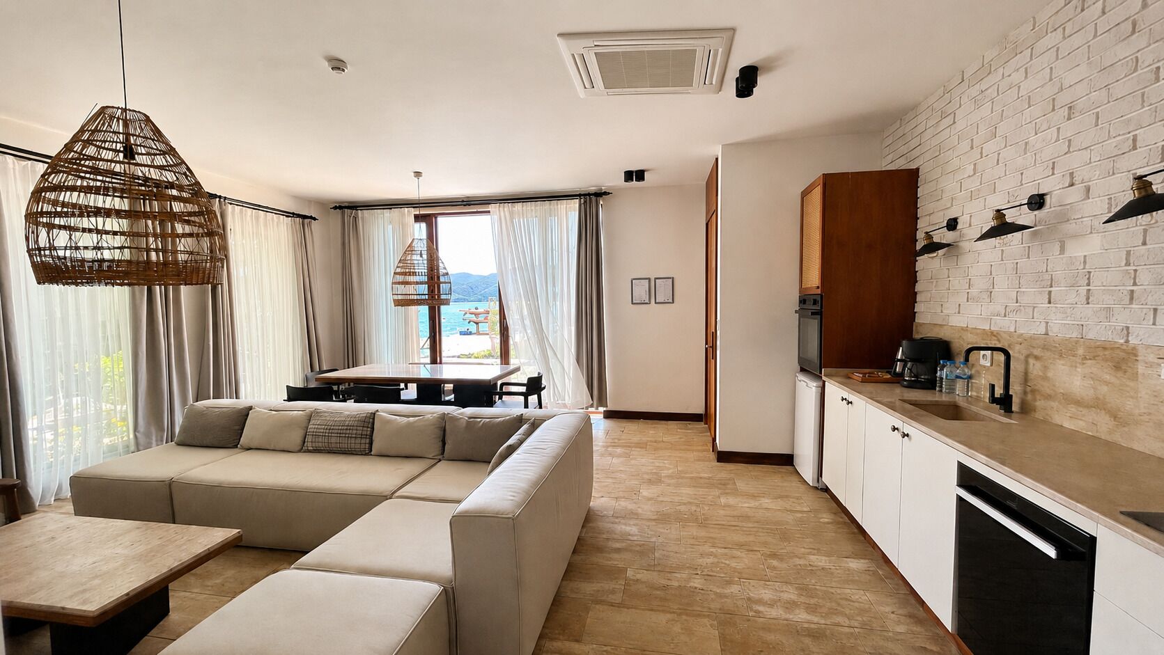 Apartamento de lujo, vistas al mar | Zona de estar | Una televisión LCD