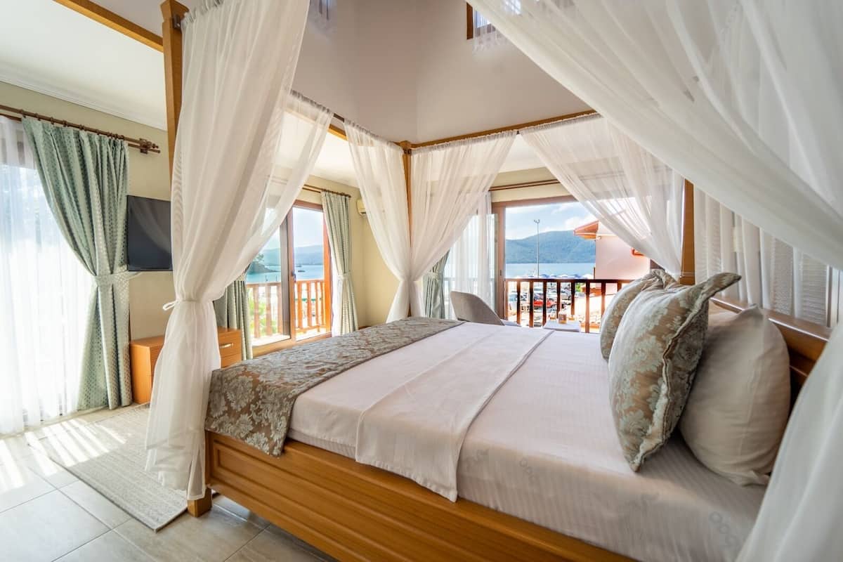 Suite Royal, vista al mar | Minibar, caja de seguridad en la habitación, wifi gratis y ropa de cama