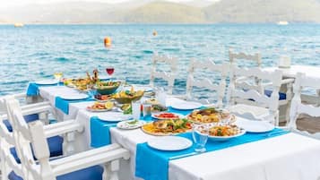 Petit déjeuner, déjeuner et dîner servis sur place